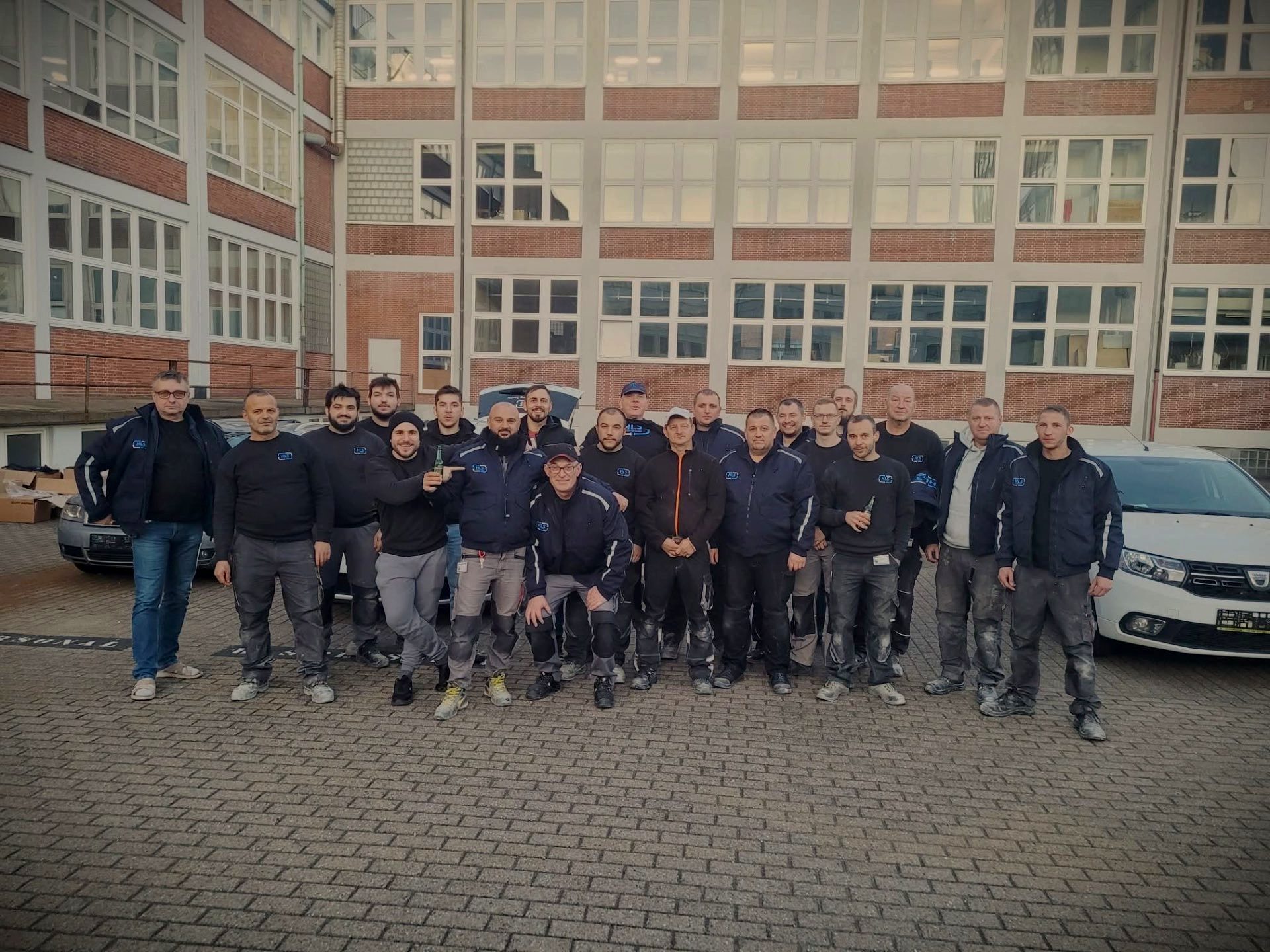 Das HLS-Team vor dem Standort in Hamburg-Wandsbek