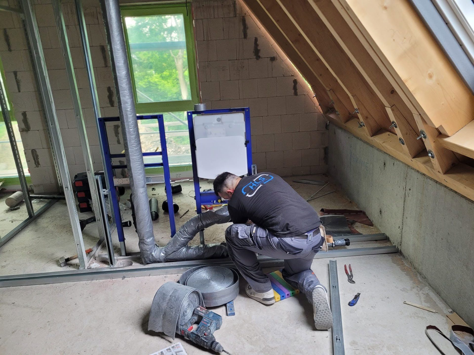 HLS-Sanitärmonteur bei der Vorwandinstallation
